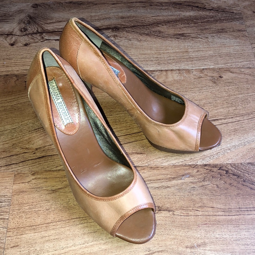 Tan Banana Republic Faux Leather Heels Size 6